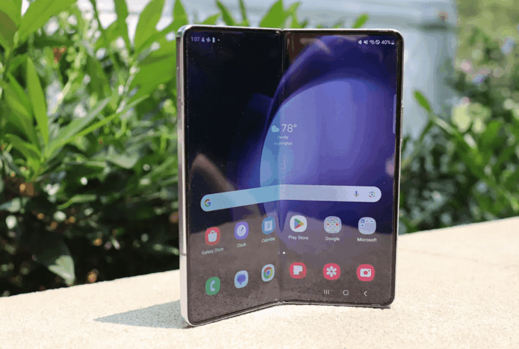 Foldable smartphones are no longer unique, but they still have a number of 'childhood ailments.' Image: SamZilla. Photo.