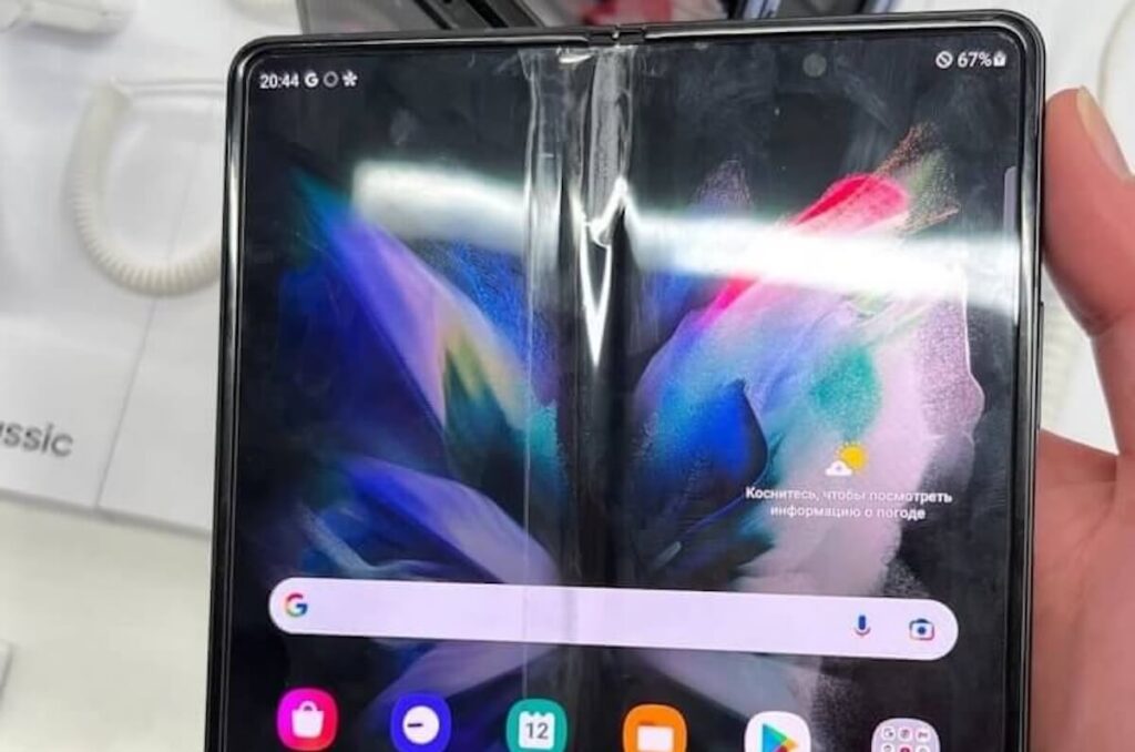 Складка на экране складного Samsung. Почему её не убрали. Можно сказать, что складка — главная проблема складных смартфонов. Но скоро мы об этом забудем. You could say the crease is the main problem of foldable smartphones. But soon we'll forget about it.