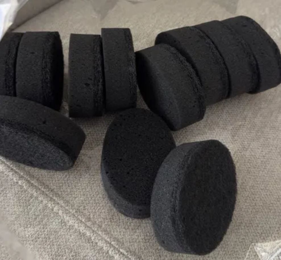 Black long-lasting dish sponges made from seaweed. Sponges that don't wear out and last a long time. Photo.