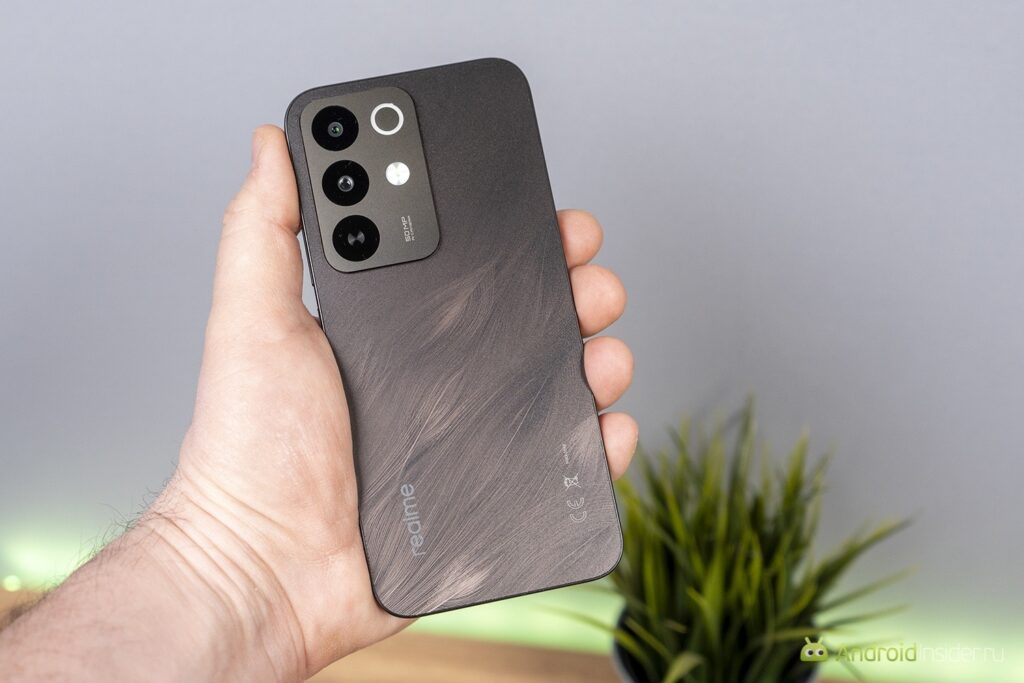 Design and Dimensions: Lightweight Redmi vs. Rugged realme. At a certain angle, the realme body changes from near-black to brown. Design and Dimensions: Lightweight Redmi vs. Rugged realme. At a certain angle, the realme body changes from near-black to brown. Photo.