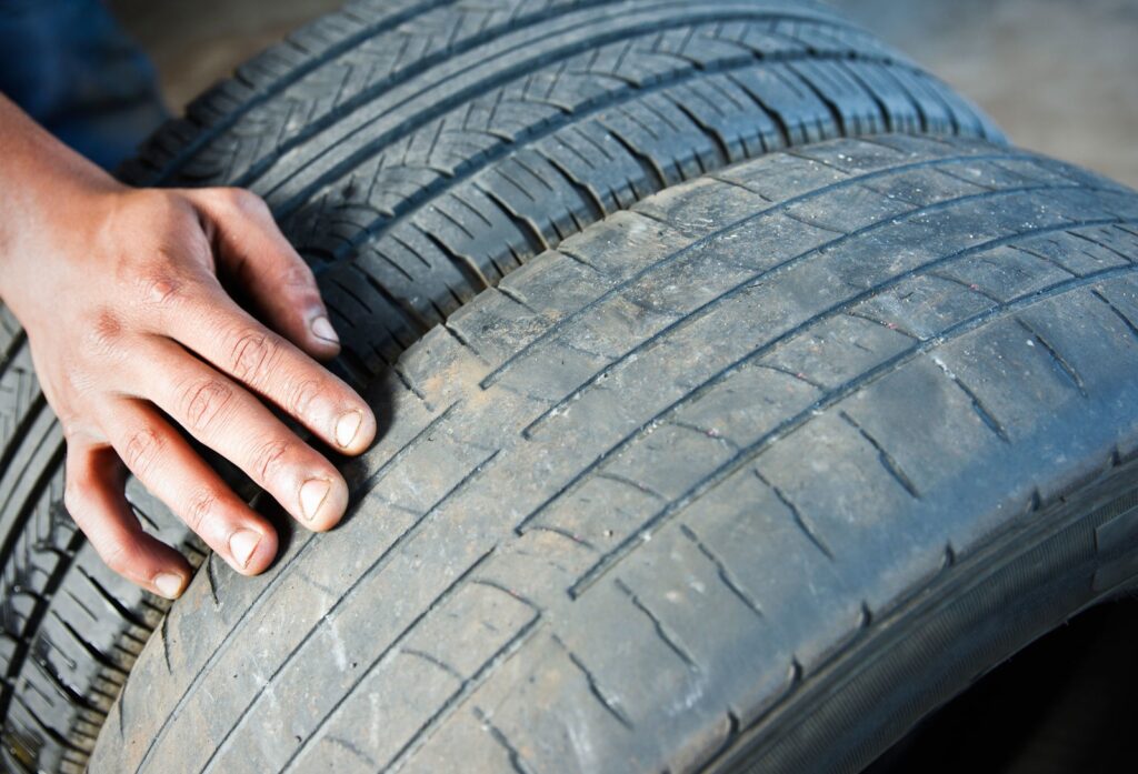 What Affects Tire Wear: Why Driving Style Matters So Much. Comparison of an old and new tire. Image source: drive2.ru. Photo.