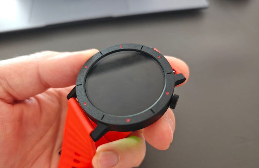 Как выглядят CMF Watch 3 Pro. У часов приятный наощупь безель. The watch has a pleasant-to-the-touch bezel