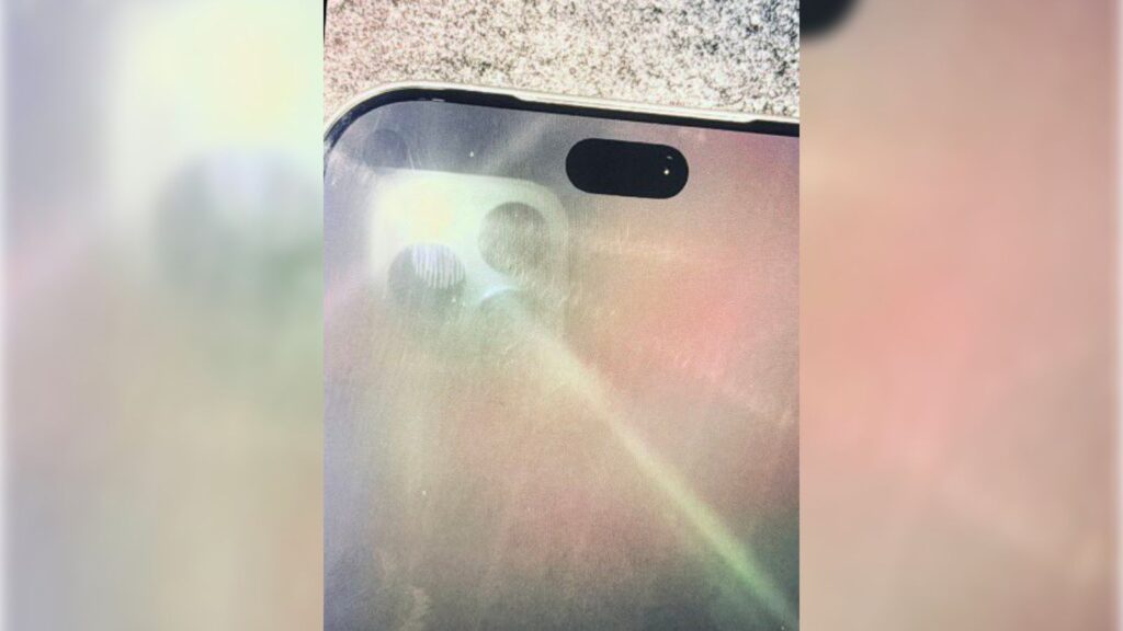 A dot is visible in the corner. It's one of the Face ID elements that has moved under the display. Image: x.com