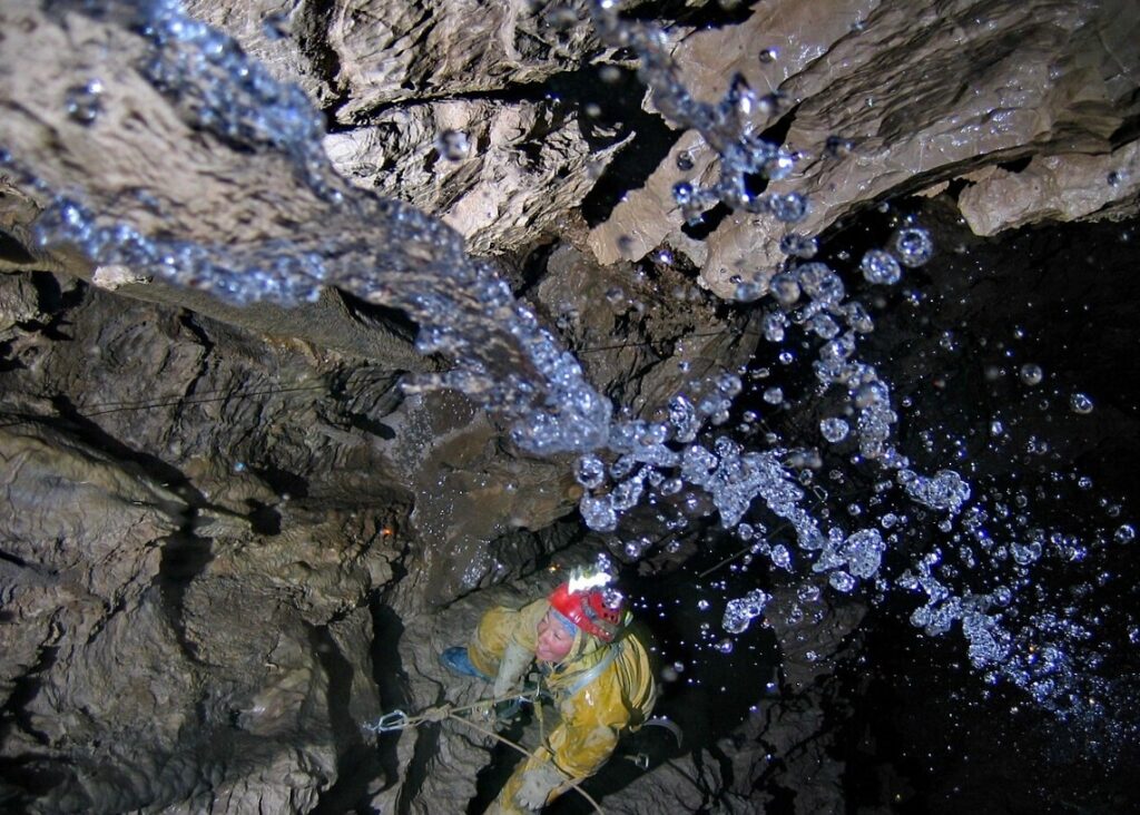 Кто живет глубоко под землей. Пещера Крубера-Воронья. Колодец Фартук. Источник изображения: wikipedia.org. Krubera-Voronya Cave. The Apron Well. Image source: wikipedia.org