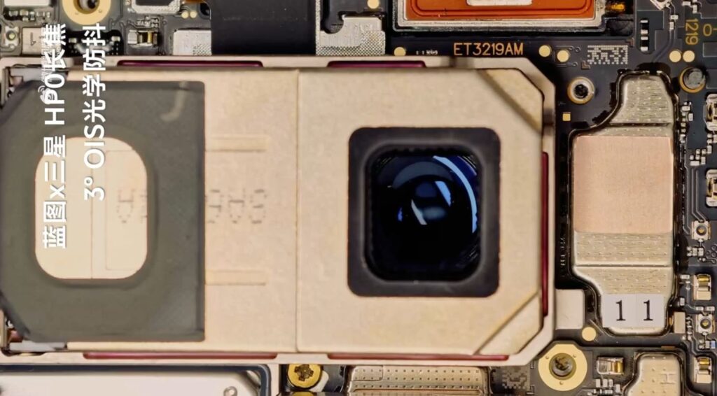 Камера vivo X300 Ultra. А это монстр-перископ vivo X300 Ultra. And this is the monster periscope of vivo X300 Ultra
