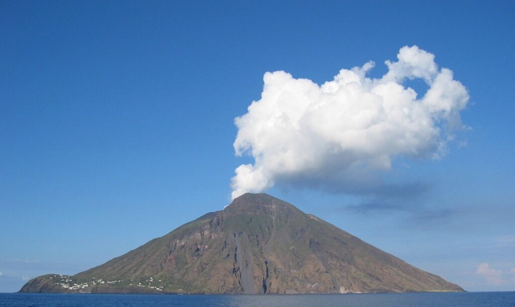 Stromboli: a volcano that hasn't gone silent for about 90 years. Image source: wikimedia.org. Photo.