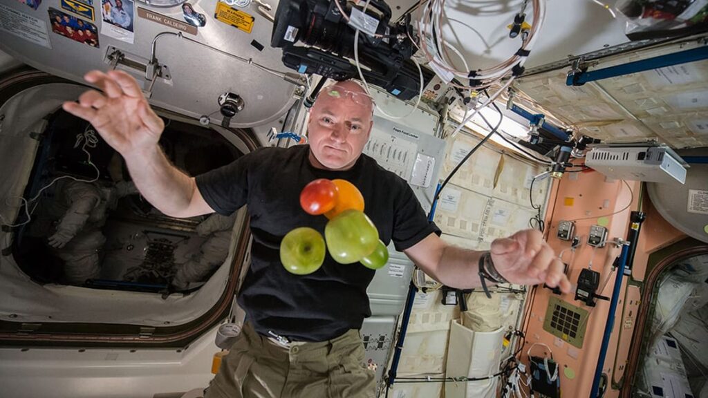 Astronaut Scott Kelly enjoys fresh fruits and vegetables on the ISS. Image source: starwalk.space. Photo.