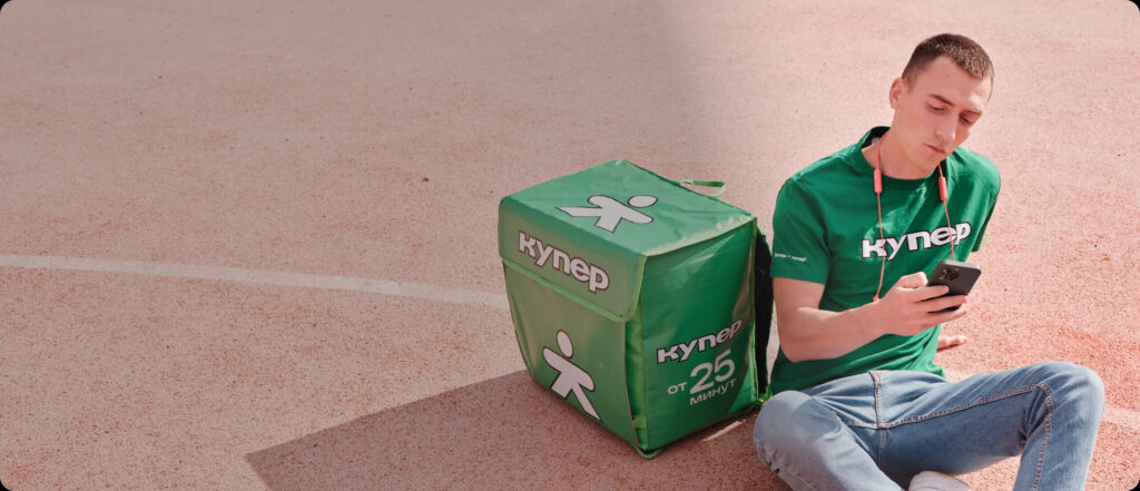 Essentially, every courier now has a full office in their pocket. Image: kuper.ru. Photo.