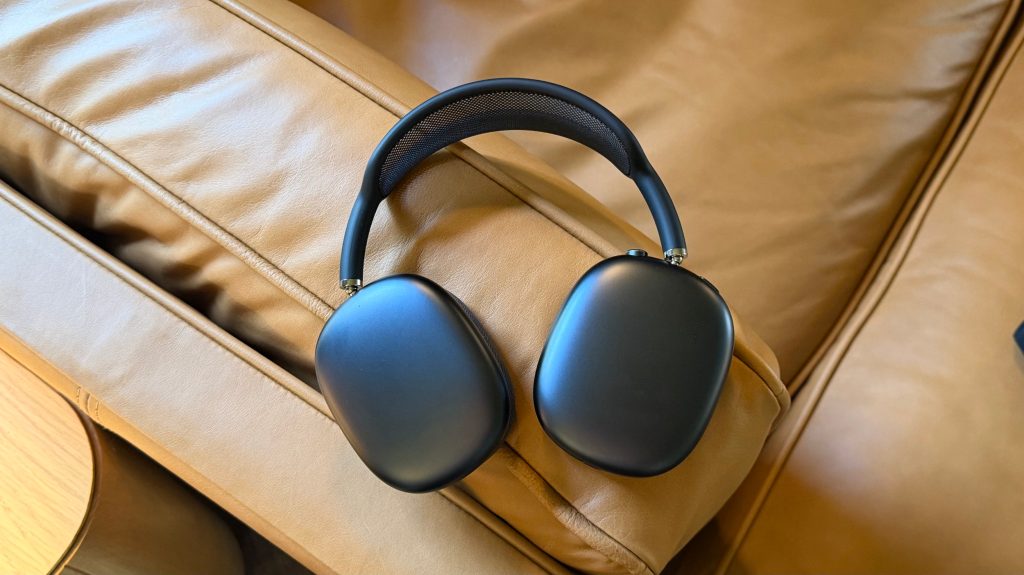 Differences between AirPods Max 2 and AirPods Pro 3. Full-size headphones won't suit everyone. Photo.