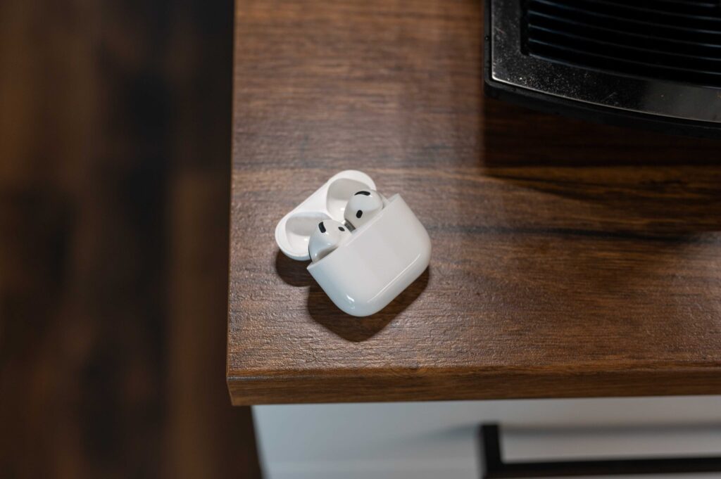 Disabling AirPods 4 ANC case sounds. AirPods 4 ANC also has a speaker. Photo.