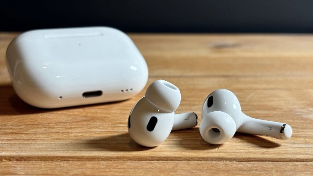 AirPods got a case with a speaker, and it can beep. Photo.