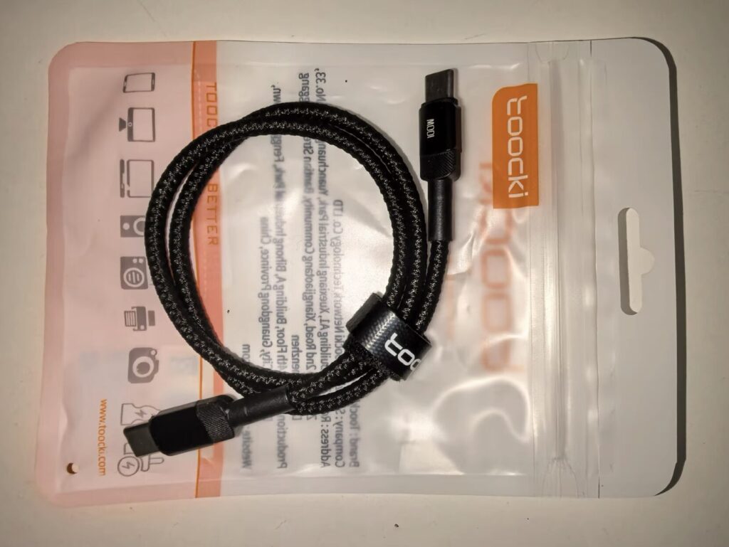 USB-C to USB-C cable with fast charging support. This cable will serve you for a long time. Photo.