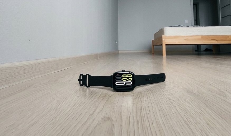 Affordable Redmi smartwatch for everyday use. From a distance they look like Apple Watch. Photo.