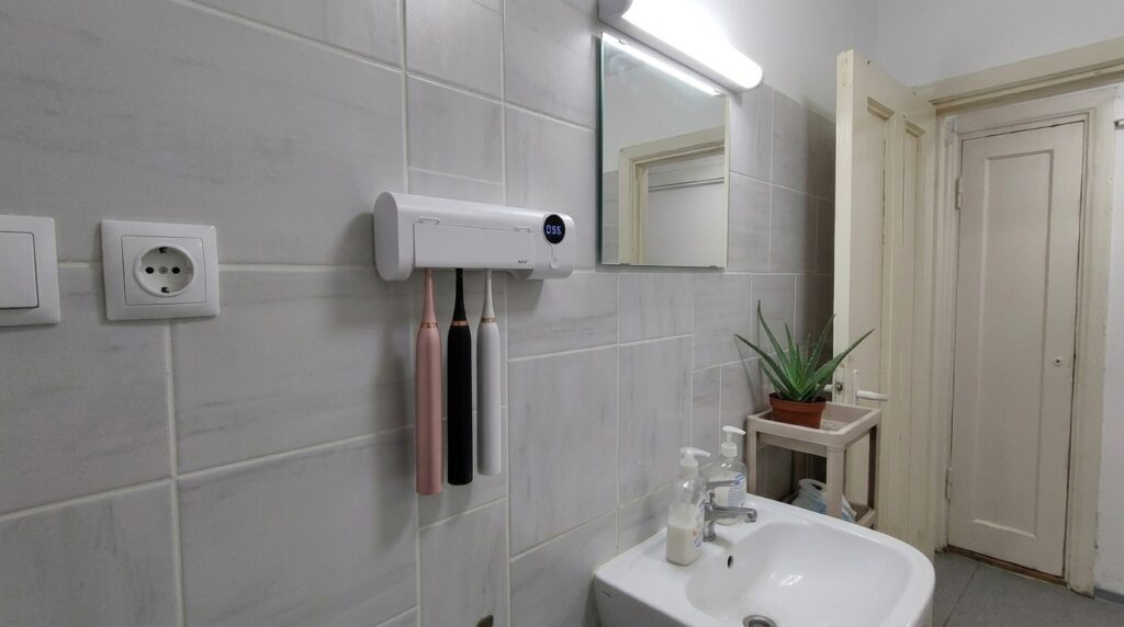 It's been hanging in the bathroom since autumn — the toothbrushes finally stopped lying around everywhere. Photo.