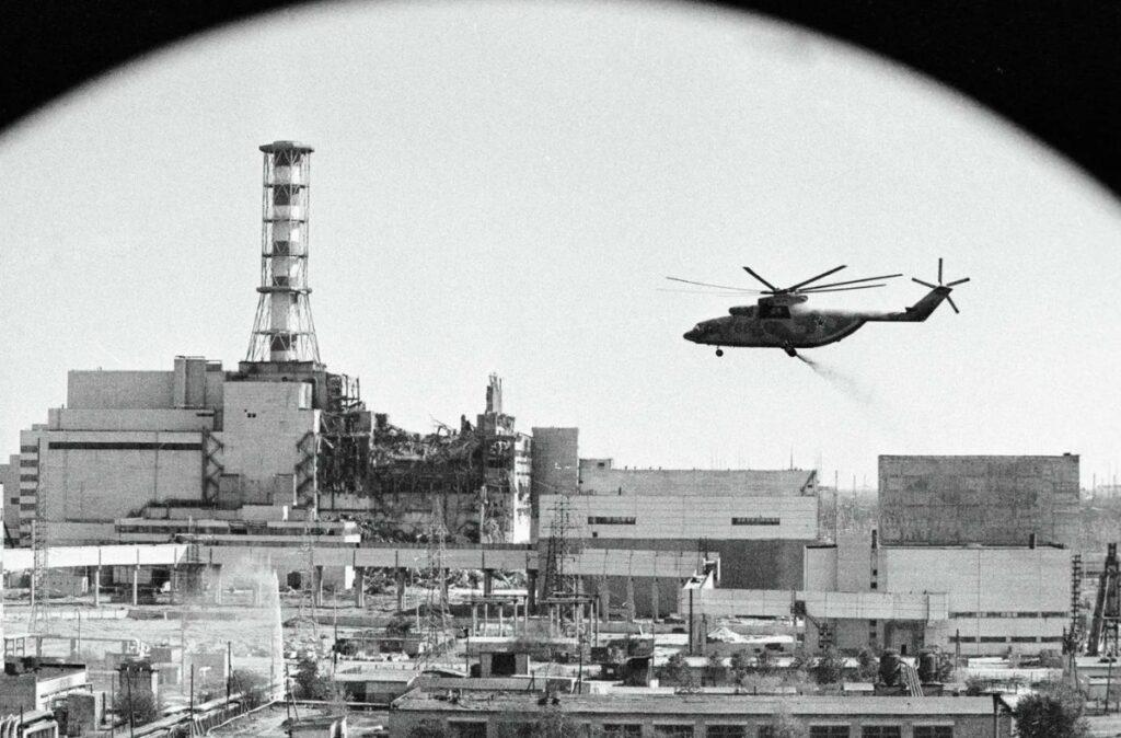 Helicopters decontaminate buildings of the Chernobyl Nuclear Power Plant after the explosion. Image source: gazetametro.ru. Photo.