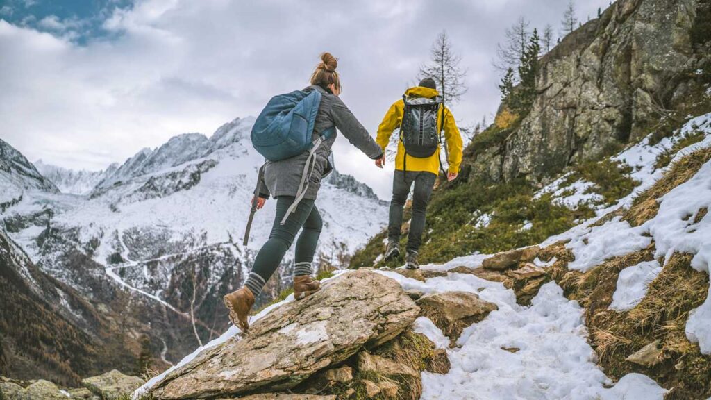 The modern interpretation of the term refers to a situation where one partner abandons the other in a difficult environment to avoid a tough conversation, such as about breaking up, or to demonstrate their superiority. Photo.