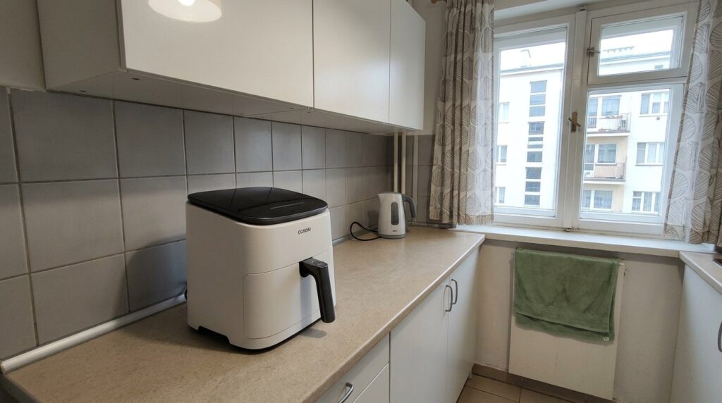 The spacious basket lets you cook for the whole family at once