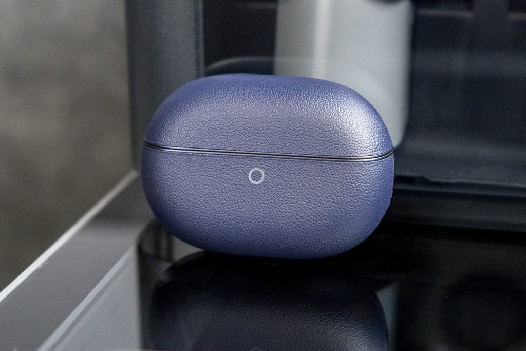 The blue case is three grams heavier, but it also looks more interesting.