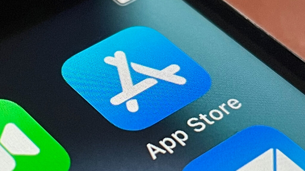 Which iPhone apps could consume foreign traffic. Even downloading an app from the App Store will consume international traffic. Photo.