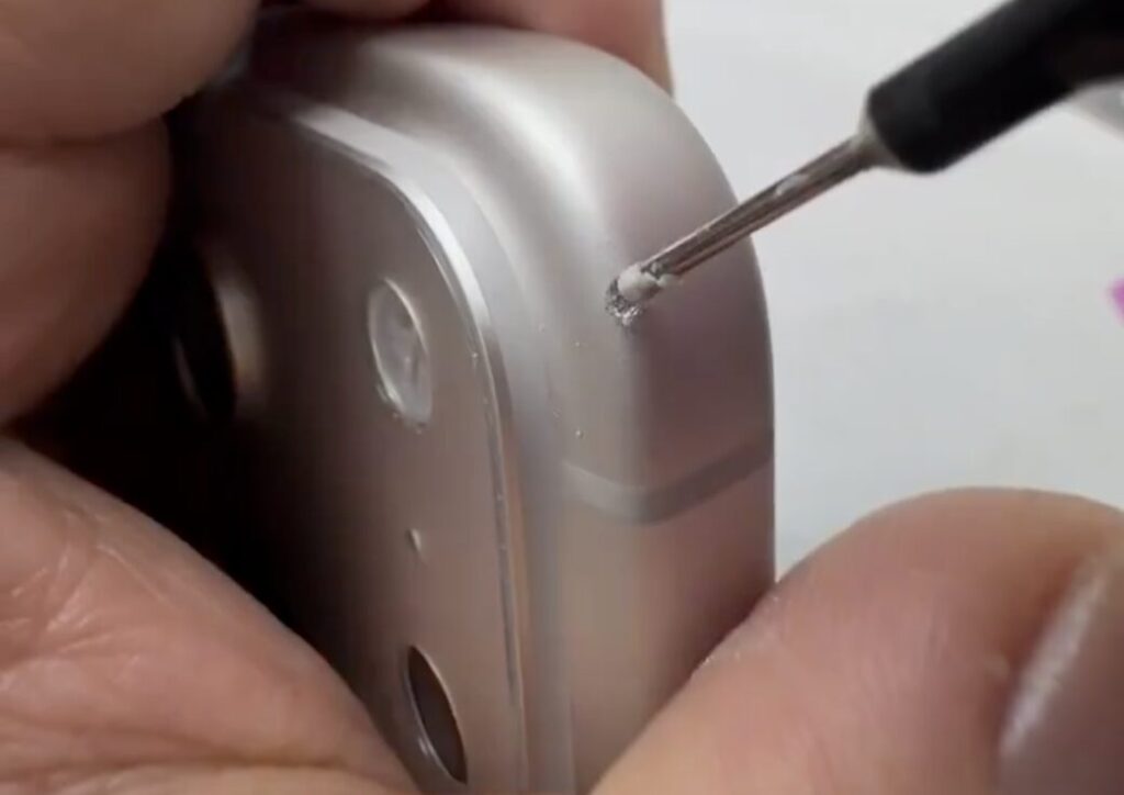 Why the iPhone 17 Pro Max is easier to damage. Damage is repaired like chips on a car. Photo.