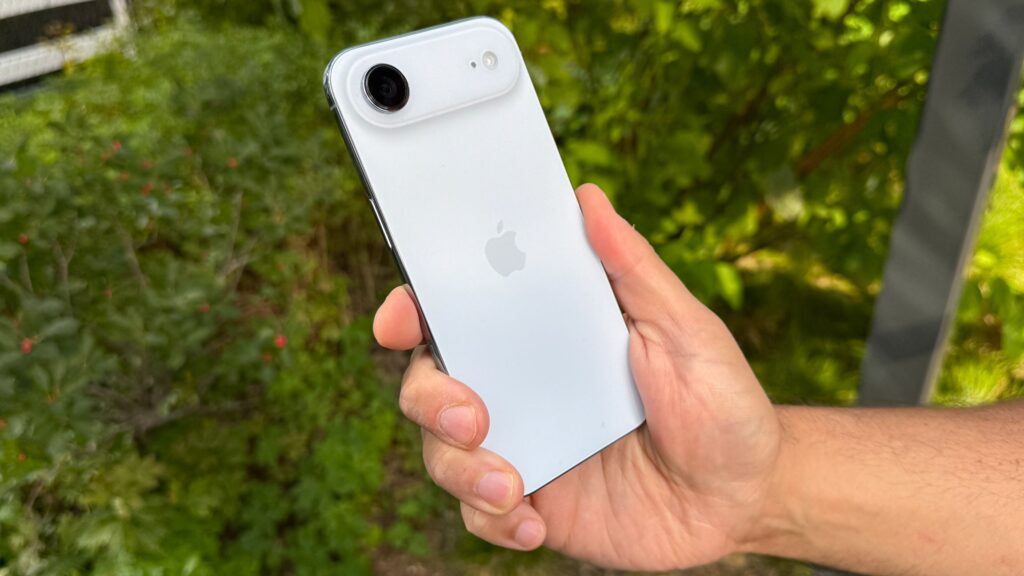 iPhone models that may not turn on after discharge. Problems occur in the new iPhone 17, Air, 17 Pro, and 17 Pro Max lineup. Photo.