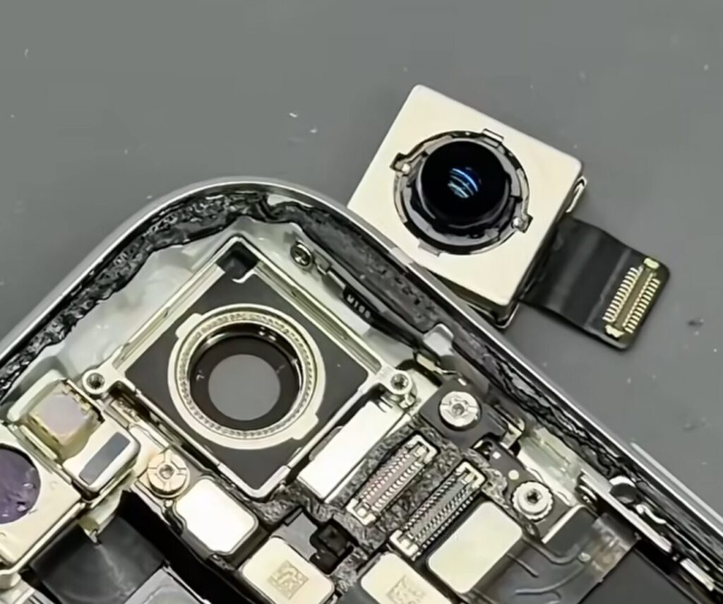 Cameras and microphones are being removed from iPhones. The main camera is removed. Photo.