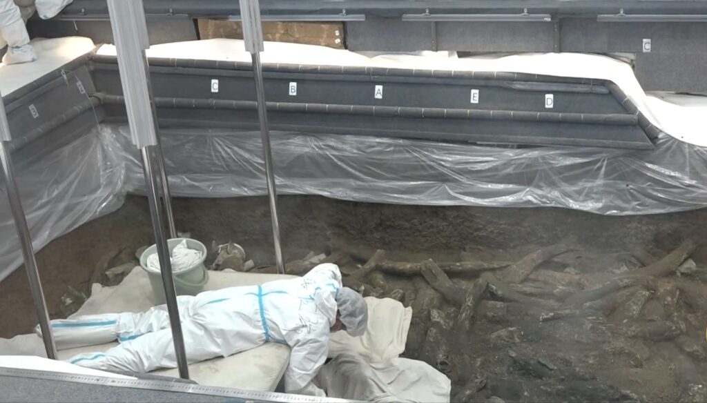 An archaeologist working at the excavation site, Sanxingdui, 2022. Image source: en.wikipedia.org. Photo.