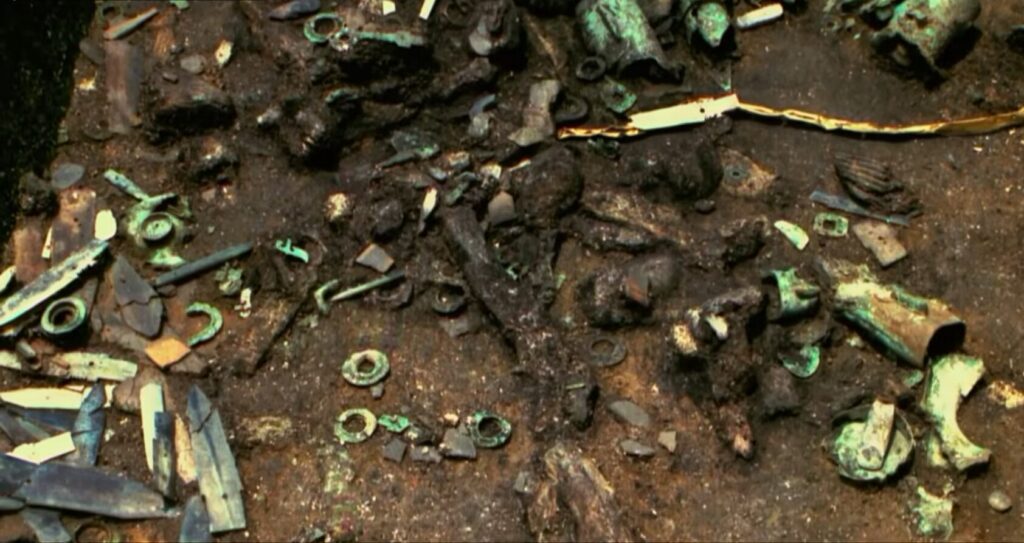 The context and composition of artifacts from Xinjiang and Sanxingdui point to a different type of metallurgical practice compared to the Central Plains. Screenshot from a video about artifacts and excavations. Source: sciencealert.com. Photo.