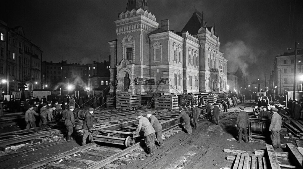 The Savvinskoye Podvorye was moved at night; residents only learned about the relocation in the morning. Photo.