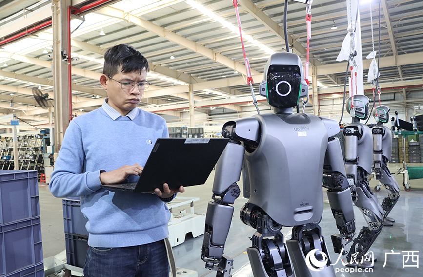 On the instructor's command, 11 robots instantly activate their visual navigation systems and head to their assigned workstations. Image source: en.people.cn