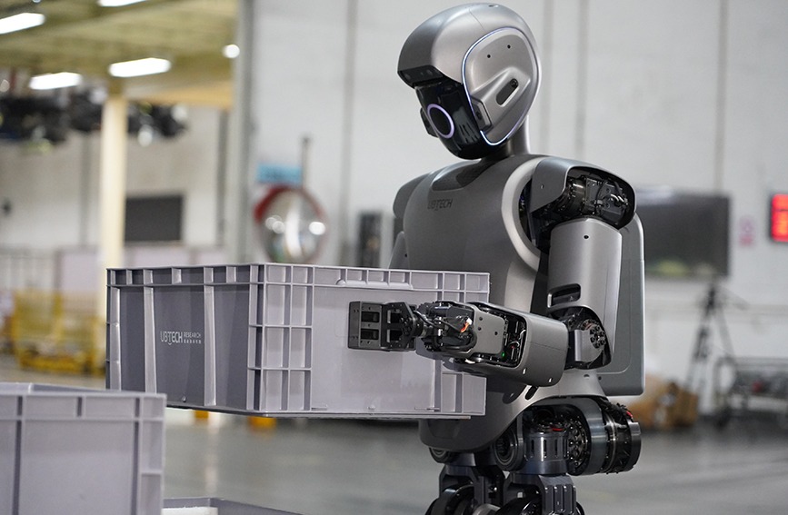 An industrial humanoid robot undergoes training at the Dongfeng Liuzhou Motor Co., Ltd. factory in Liuzhou, Guangxi Zhuang Autonomous Region in southern China. Image source: en.people.cn