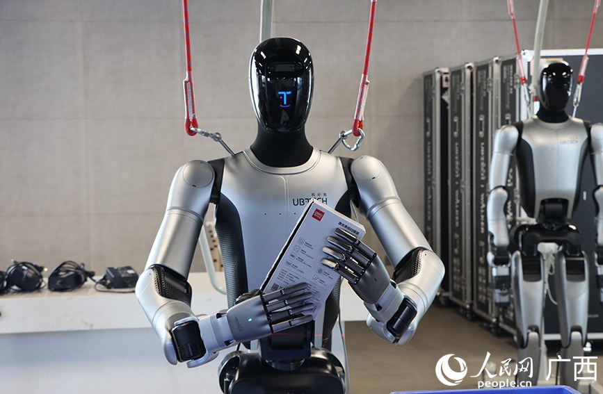 A robot sorts parts at the Dongfeng Liuzhou Motor factory. Image source: en.people.cn