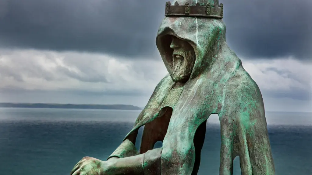 Bronze statue of King Arthur near the ruins of Tintagel Castle — a site associated with King Arthur that thrived in Cornwall, England, from the 5th to 7th century. Image source: livescience.com. Photo.
