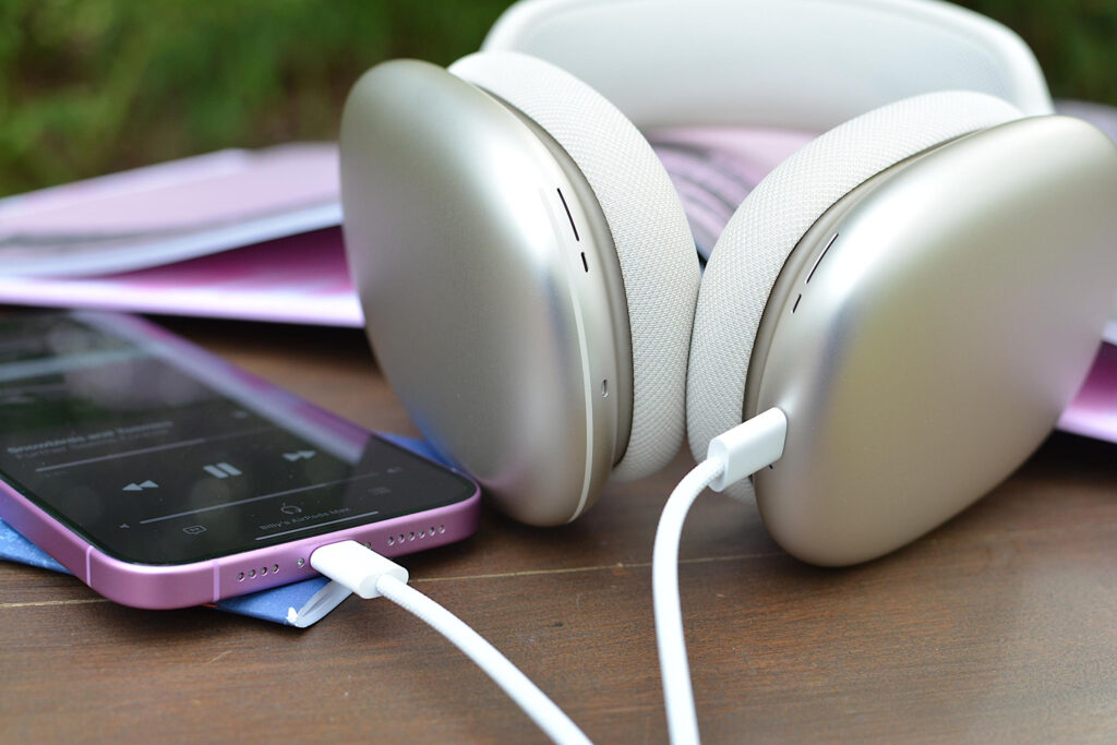 Why lossless doesn't work on AirPods via Bluetooth. AirPods Max are the only Apple headphones with lossless support, and only via cable. Photo.