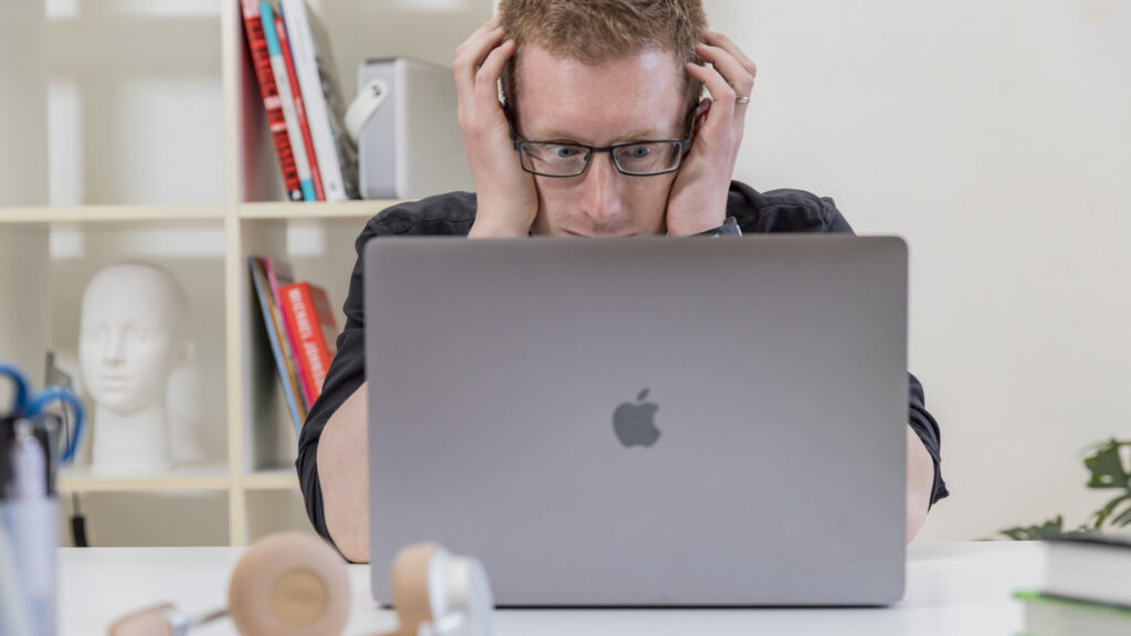 Imagine you opened your MacBook lid and it doesn't respond. Photo.