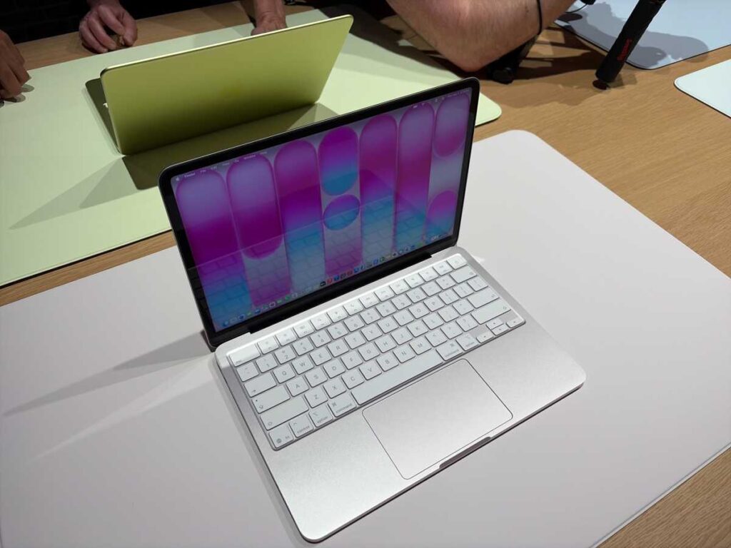 Should you pay attention to iPhone and MacBook repairability. Choosing a computer solely based on repairability is definitely not the way to go. Photo.