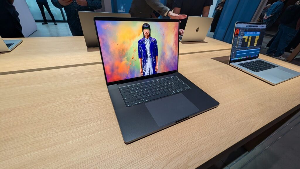 MacBook Pro M5 — Price in Russia and is it worth buying. Choose MacBook Pro and don't worry about anything. Image: uk.pcmag.com. Photo.