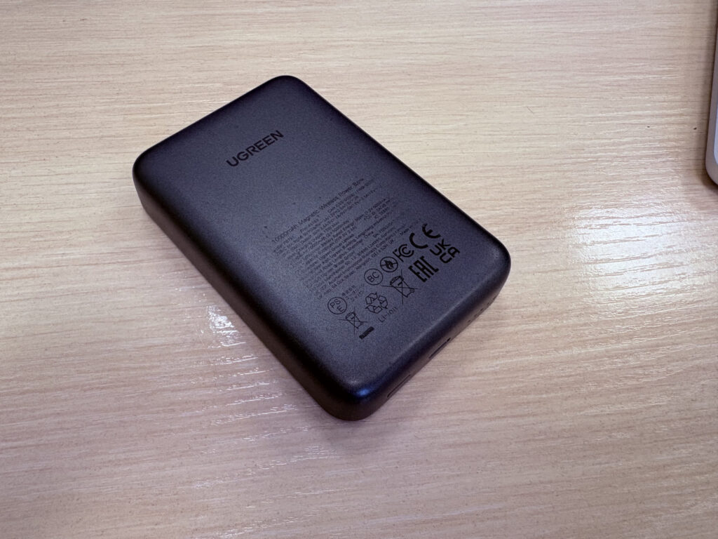 MagSafe Power Bank with 10,000 mAh: How It Charges the iPhone. Nothing outstanding about the design. It just looks pleasant, and that's it. Photo.