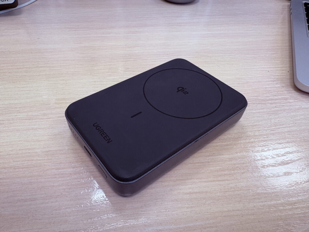 MagSafe Power Bank with 10,000 mAh: How It Charges the iPhone. The inner side has a very pleasant soft-touch finish. Photo.