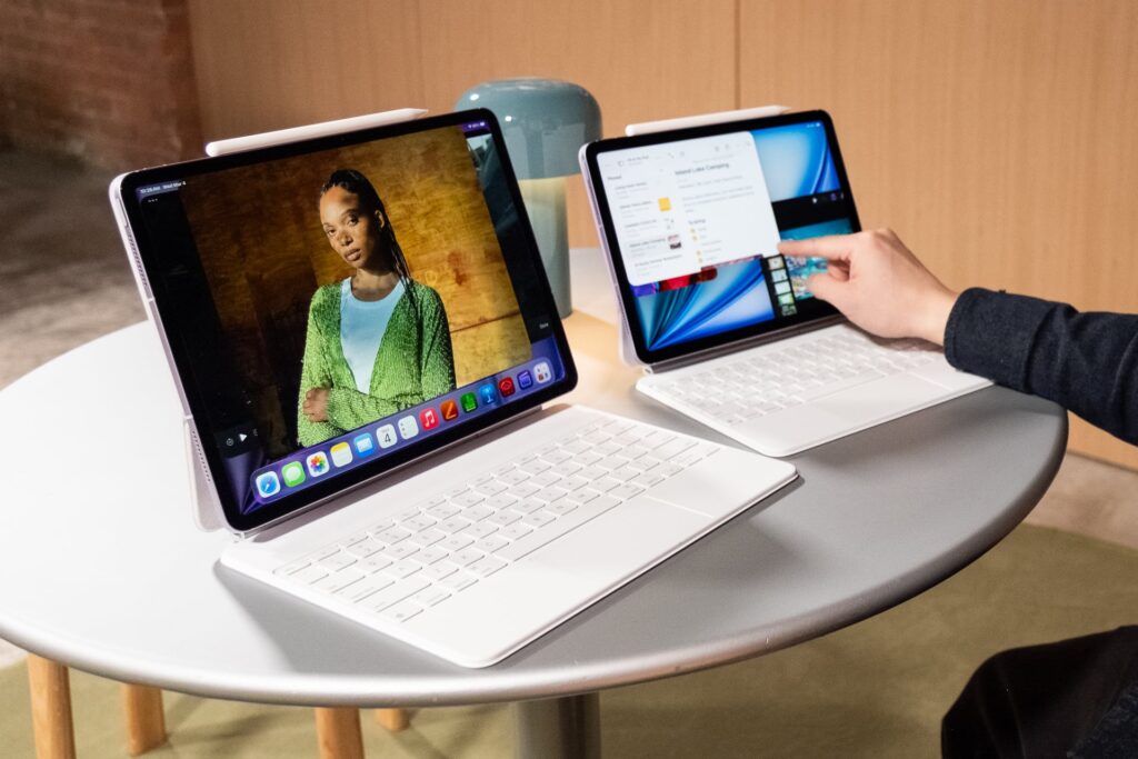 Which Screen Is Better: iPad mini or iPad Air. The Air, especially the 13-inch, isn't as easy to hold with one hand. Photo.