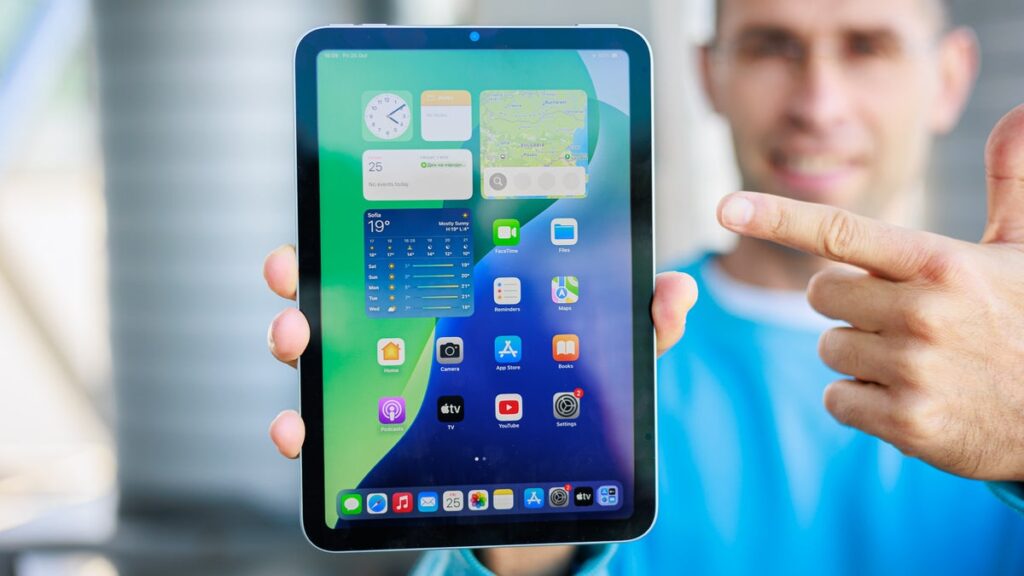 Which Screen Is Better: iPad mini or iPad Air. The mini is really small and fits easily in your hand. Photo.