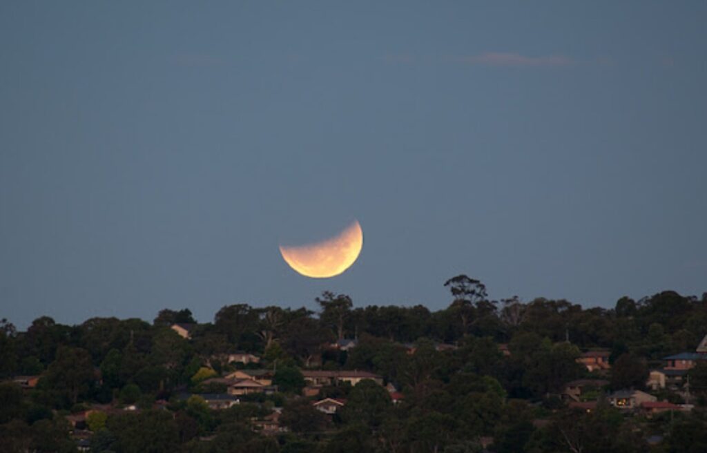 Boat-shaped Moon near the equator. Image source: the-riotact.com. Photo.