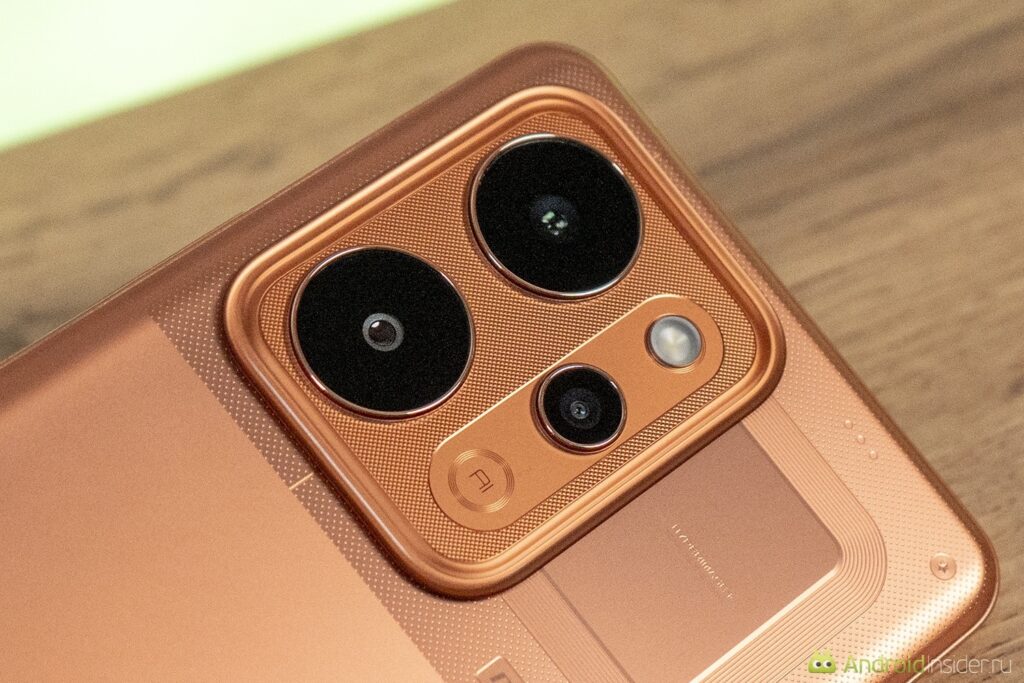 The main camera looks unusual. It's hard to call it perfect, but it's easy to call it quite decent. Photo.
