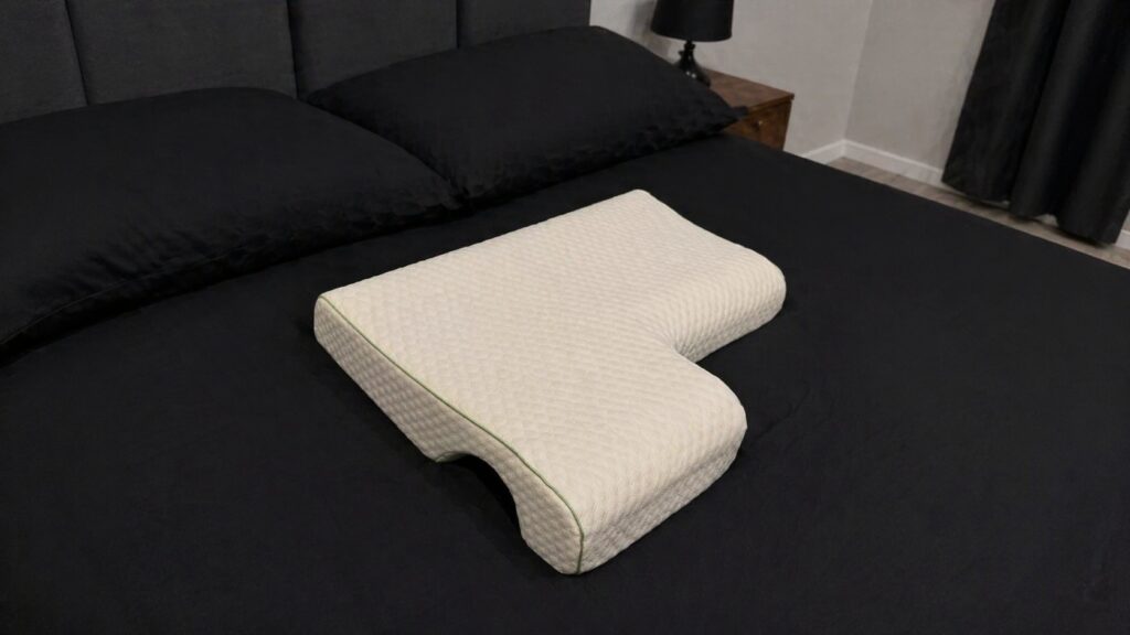 A side-sleeping pillow can noticeably improve your health, tested and proven. Photo.