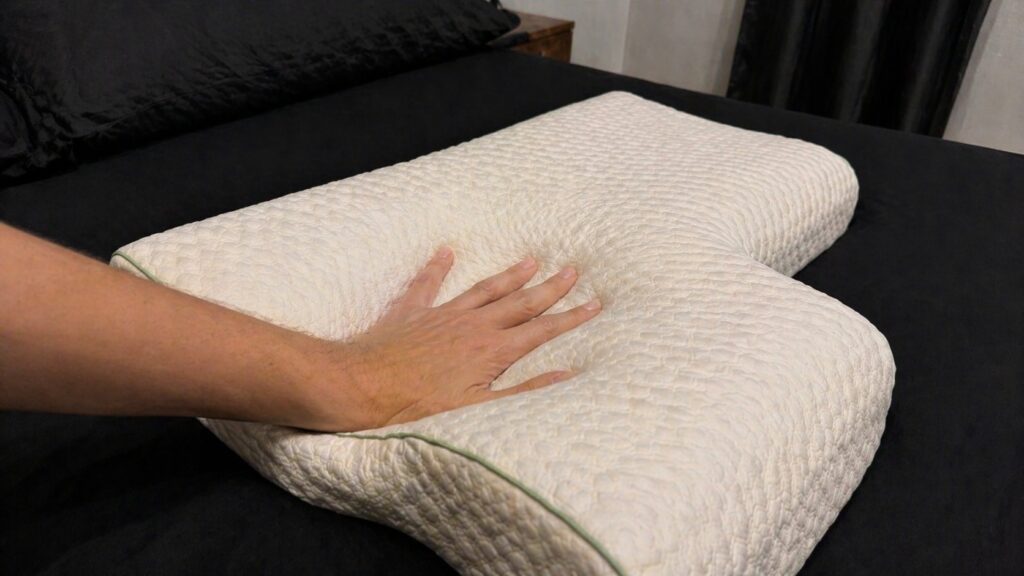 At first the pillow may seem firm, but then it becomes softer. Photo.