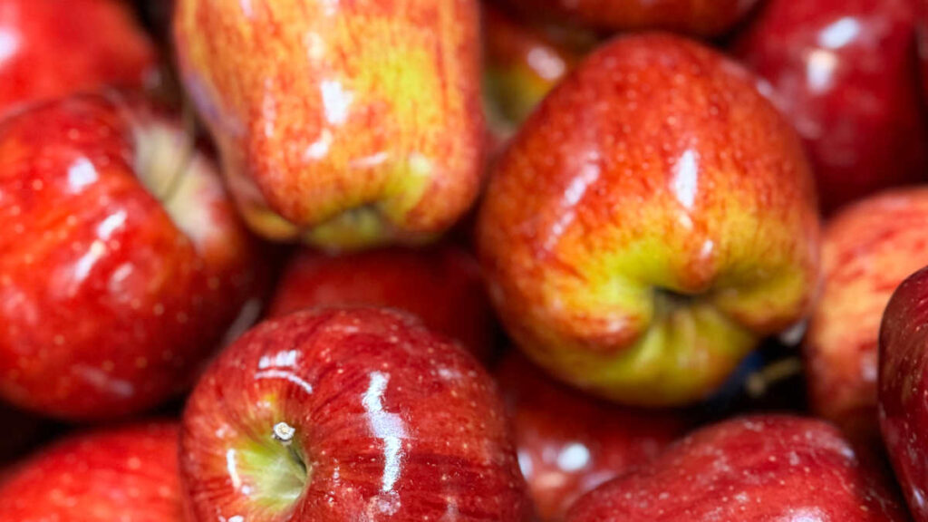Before being shipped to stores, almost all apples undergo processing. Image source: mentalfloss.com. Photo.