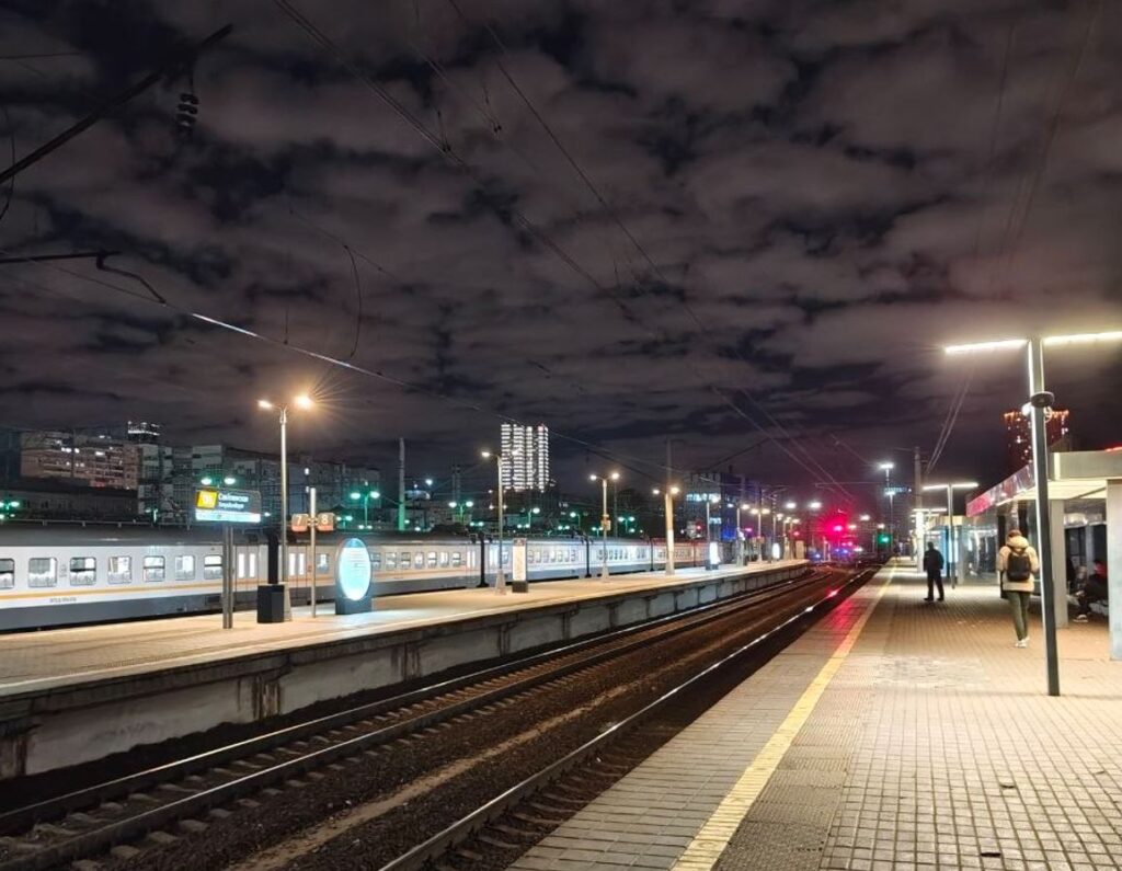 Evening photos turn out quite decent thanks to night mode