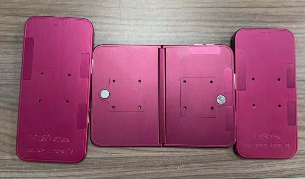 The hinge is clearly visible on the mockup, but in the real device the crease promises to be nearly invisible