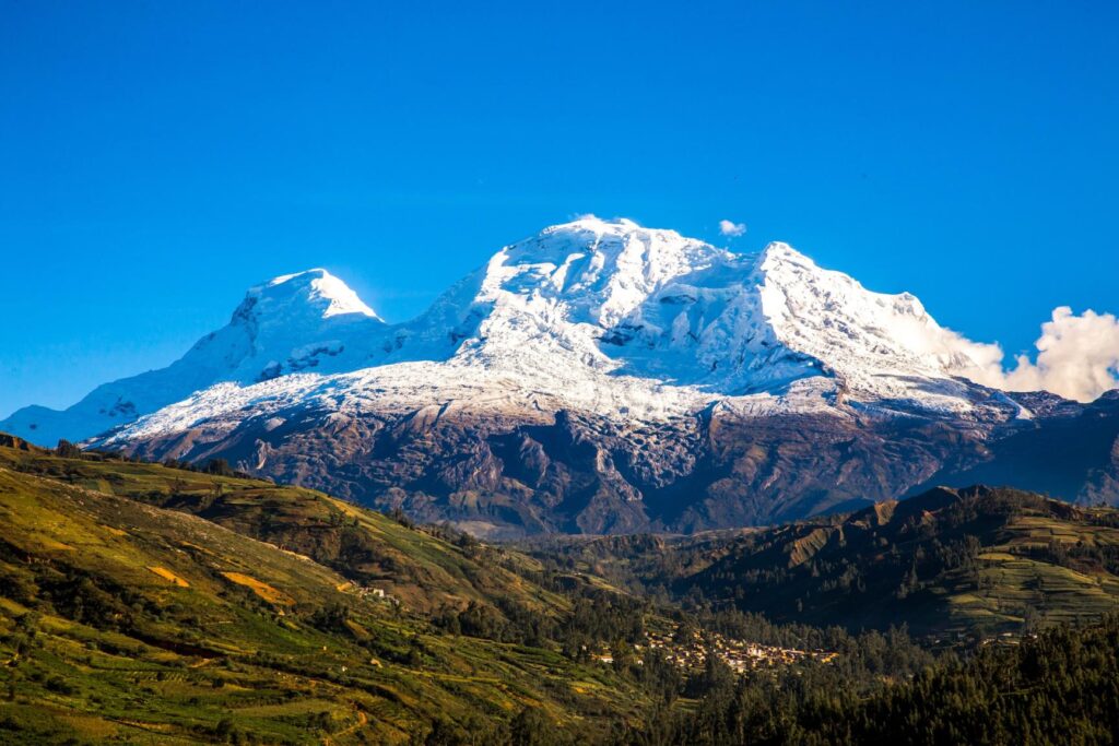 Mount Nevado Huascarán in Peru — the point with the weakest gravity on Earth's surface. Image source: newsdirect.com. Photo.
