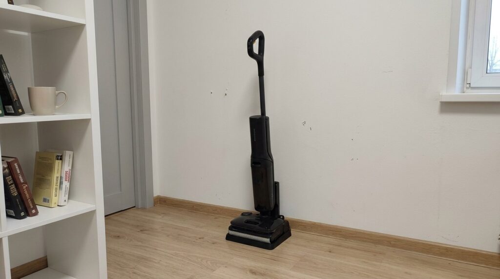 Roborock F25 ACE Pro wet vacuum for mopping. Simply place the device on the station and it will clean itself. Photo.